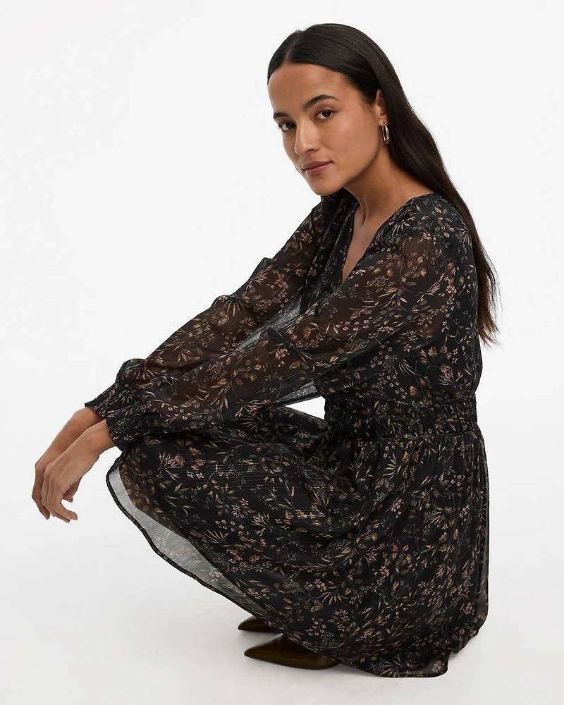 Robe courte cintrée et évasée à manches longues col V