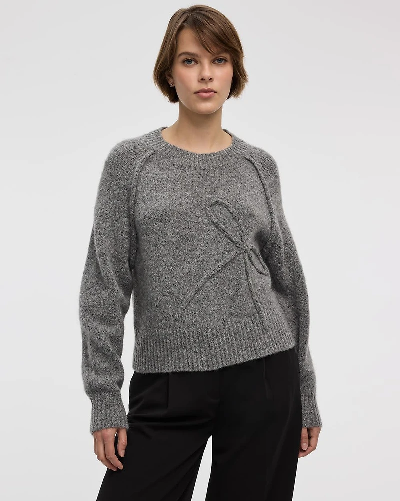 Pull à manches longues et col rond avec boucle en relief