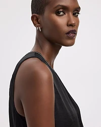 Blouse sans manches à col rond orné de bijoux