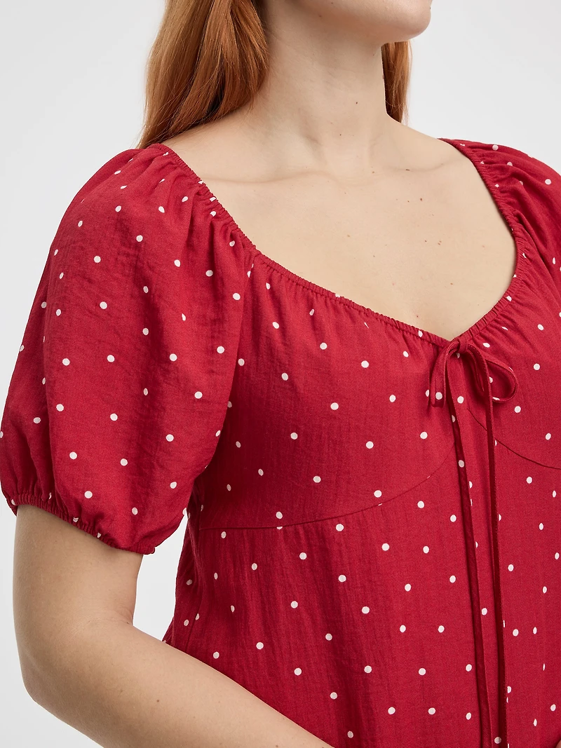 Robe courte à manches courtes bouffantes encolure en coeur
