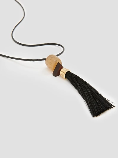 Collier long avec pendentif à franges