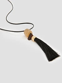 Collier long avec pendentif à franges