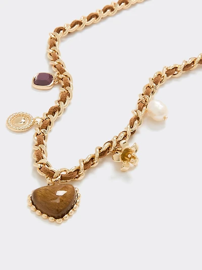 Collier court avec breloques