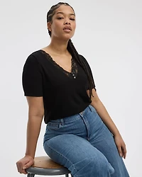 T-shirt à manches courtes et col V avec dentelle