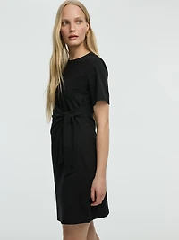 Robe ajustée à manches courtes avec détail noué