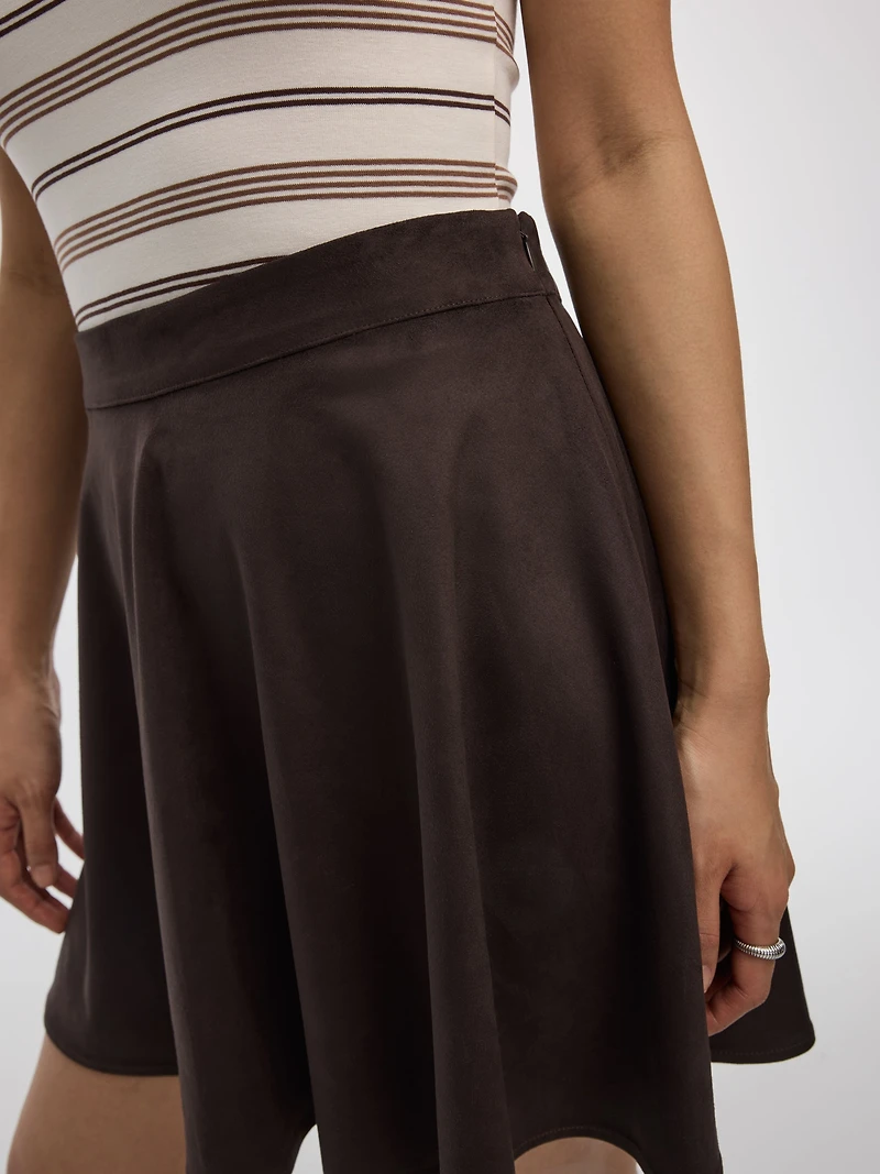 Mini-jupe coupe A en faux suède