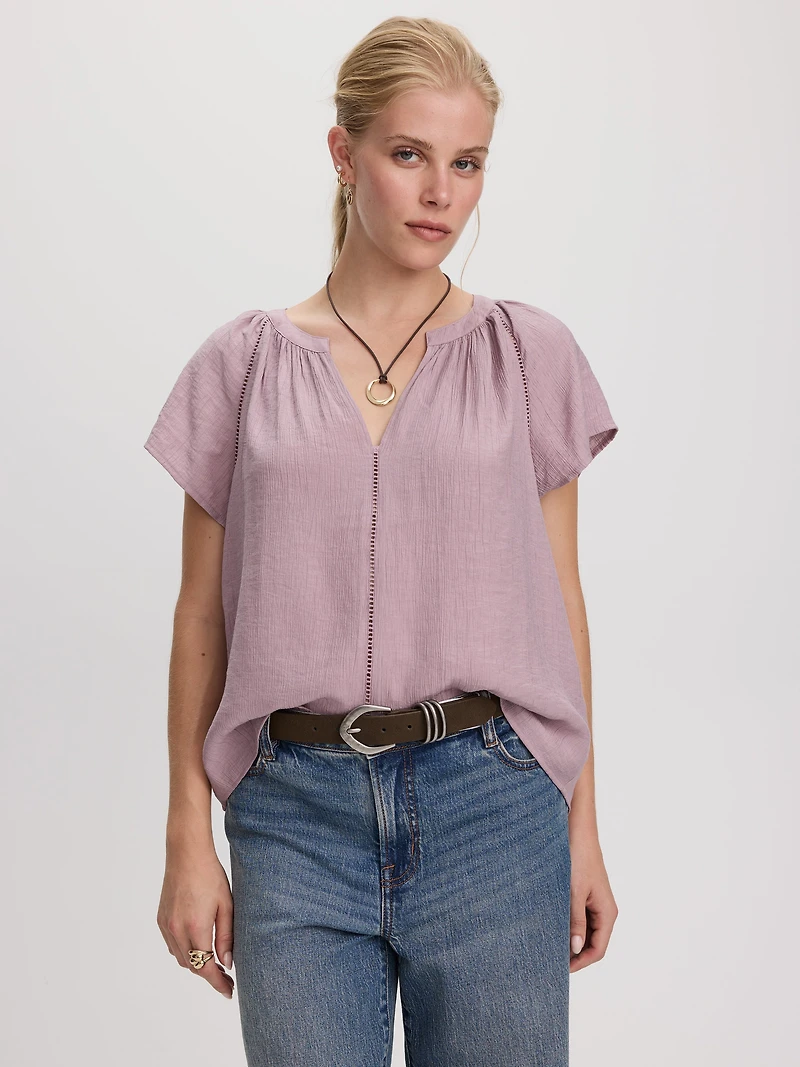 Blouse à manches volants et col fendu