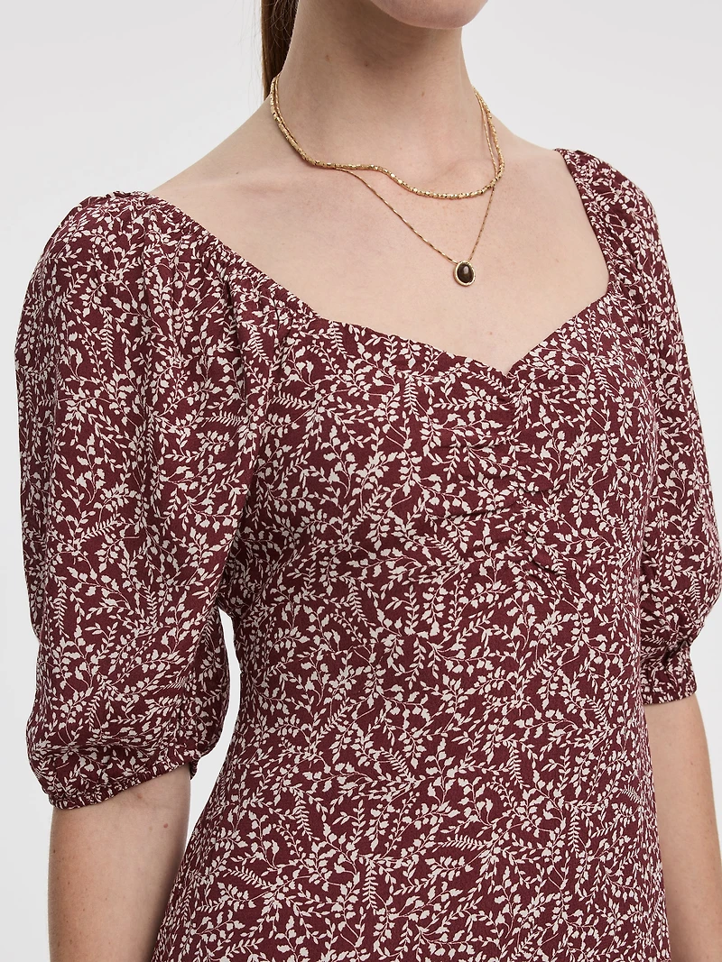 Robe midi à manches courtes avec encolure en coeur