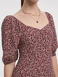 Robe midi à manches courtes avec encolure en coeur