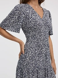 Robe midi étagée à col V et manches courtes volants