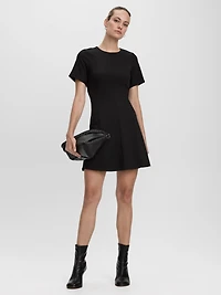 Robe cintrée et évasée à manches courtes col rond