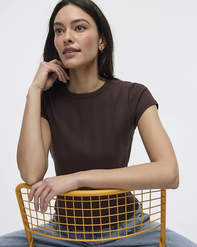 T-shirt ajusté et côtelé à col rond