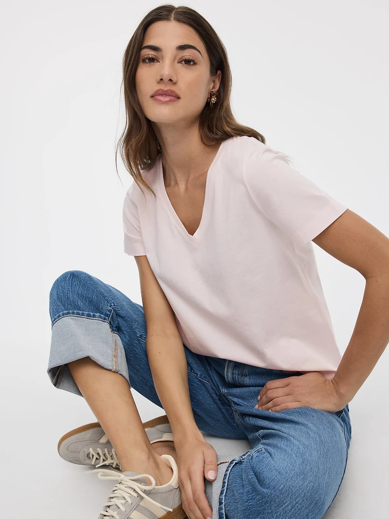 Boyfriend V-Neck T-Shirt - R Essentials