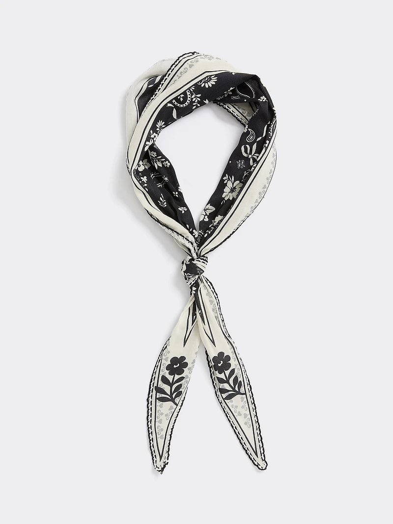Diamond-Shaped Scarf with Border