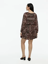 Robe à manches longues et col dégagé