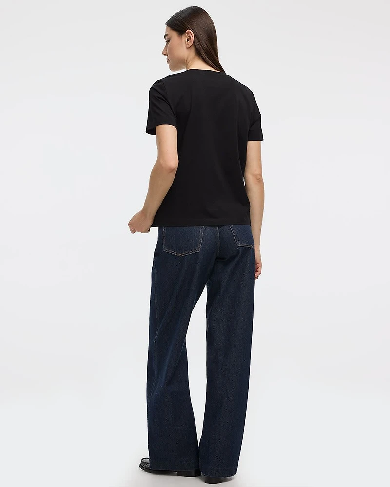 Boyfriend V-Neck T-Shirt - R Essentials