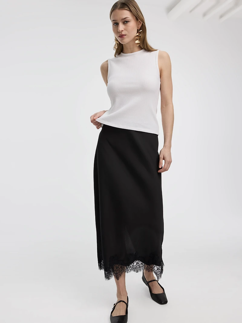 Jupe midi coupe A en satin et dentelle