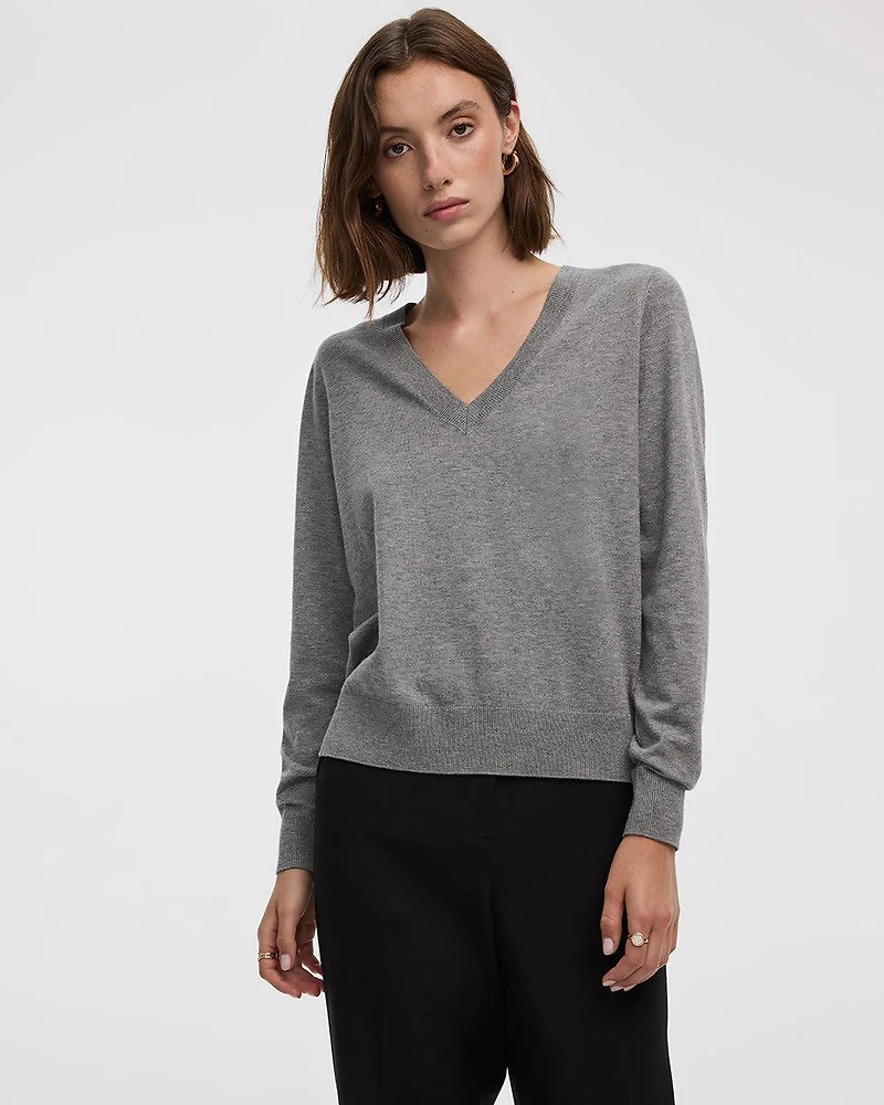 Long-Sleeve V-Neck Pullover - R Essentials