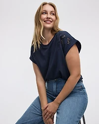 T-shirt à col rond et manches courtes avec détails crochetés