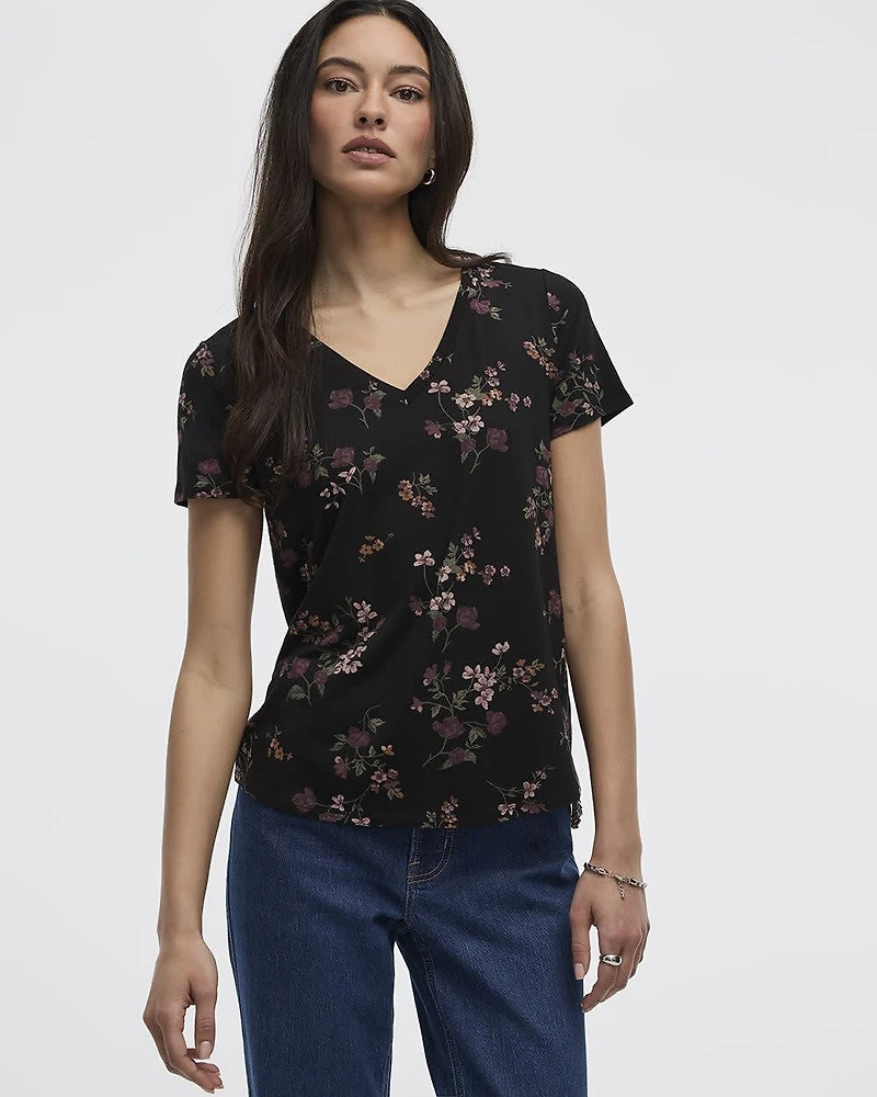 V-Neck T-Shirt - R Essentials