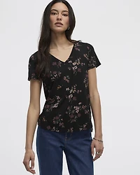 V-Neck T-Shirt - R Essentials