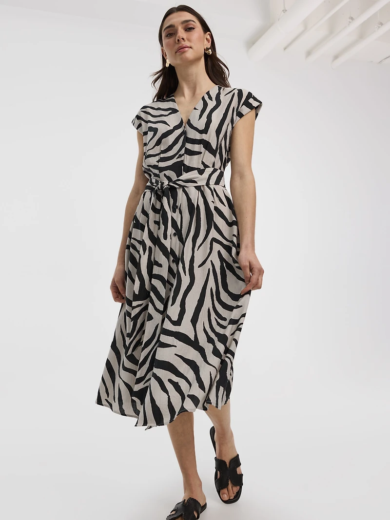 Robe ceinturée à manches courtes et col V