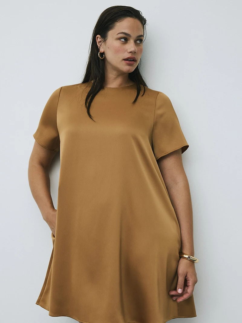 Robe courte en satin évasée à manches courtes et col rond