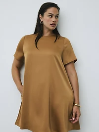 Robe courte en satin évasée à manches courtes et col rond