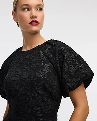 Robe cintrée et évasée à manches courtes avec détails nouer au dos