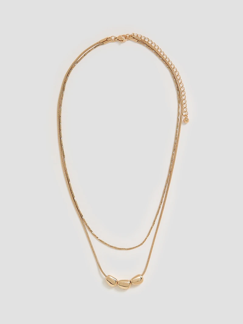 Collier court à deux chaînes avec pendentifs style galet
