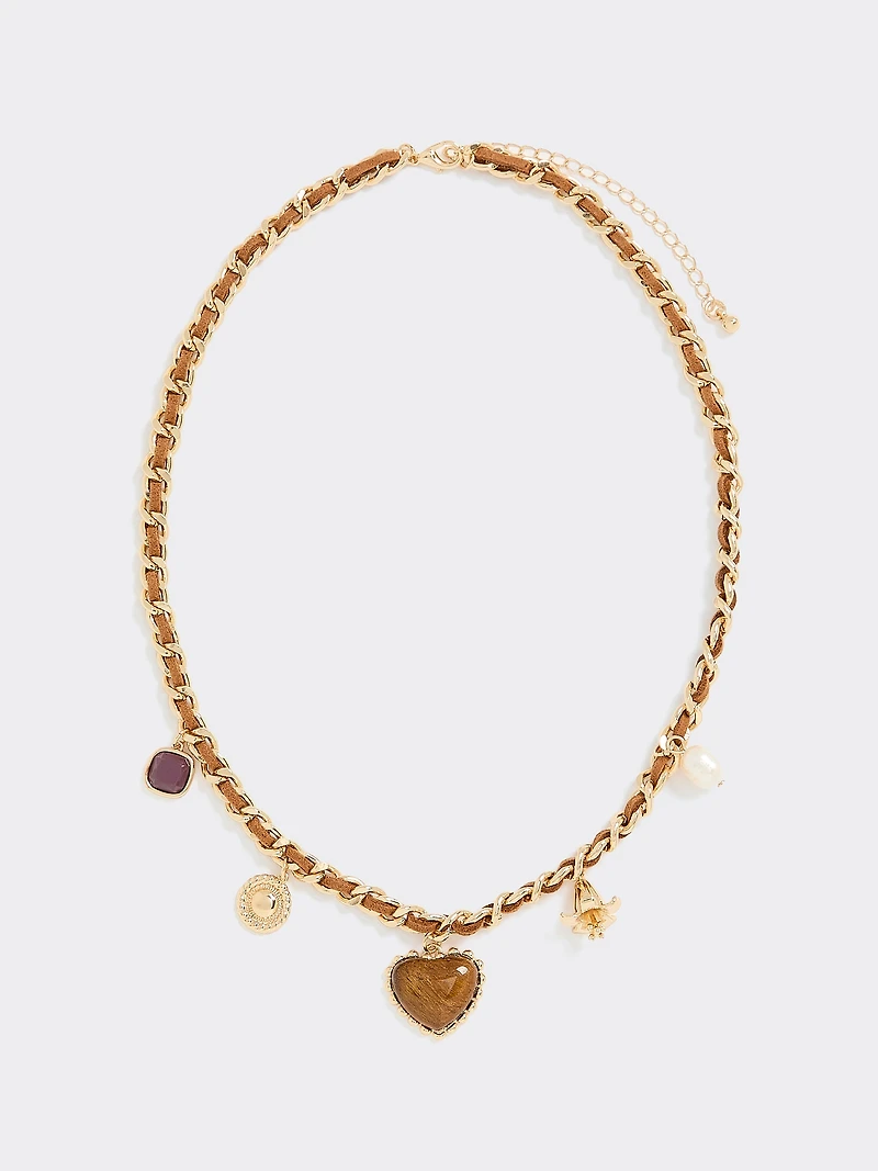 Collier court avec breloques