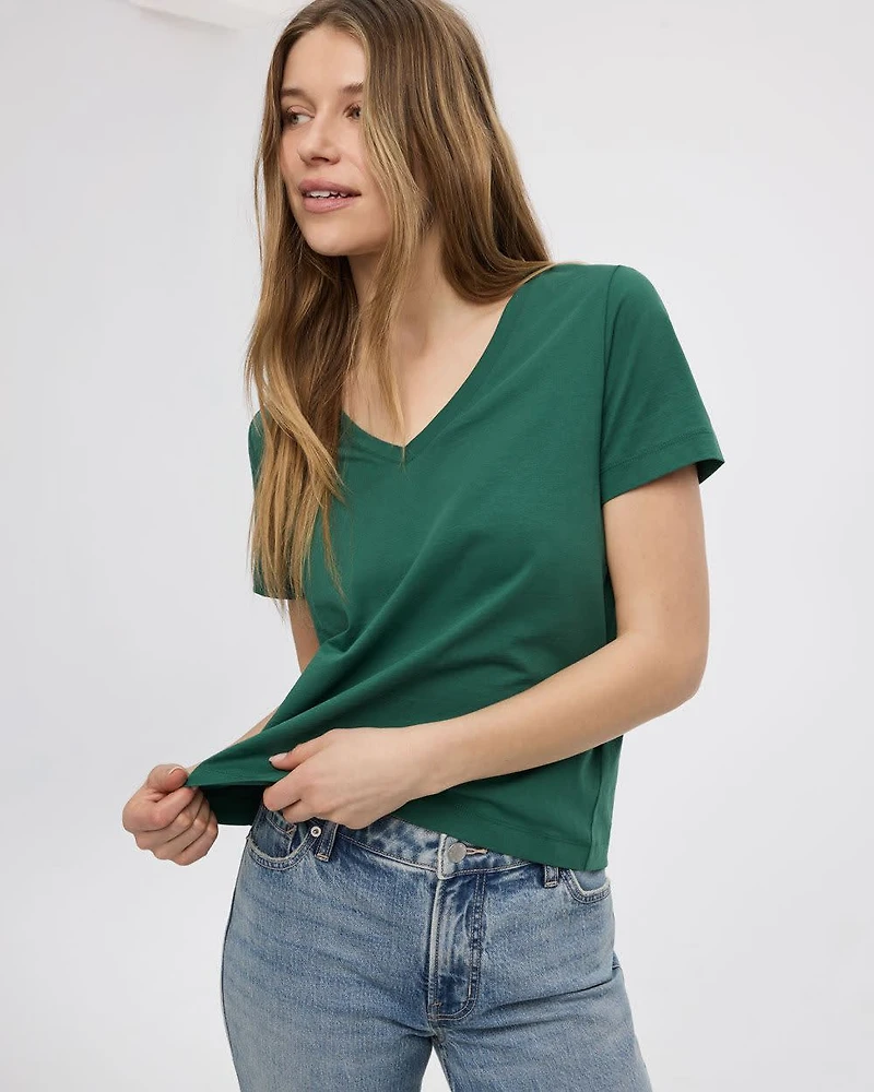 Boyfriend V-Neck T-Shirt - R Essentials