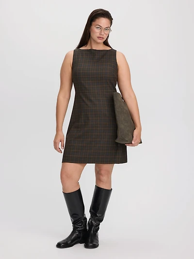 Robe ajustée sans manches à col bateau