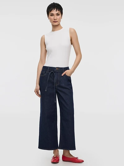 Jean court à jambe large et taille haute avec ceinture