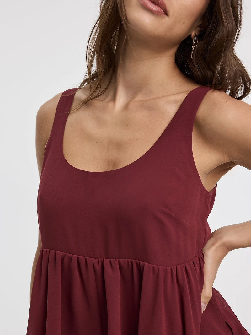 Robe à volants sans manches col dégagé