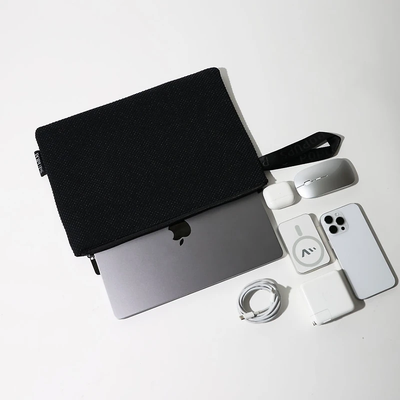 LAPTOP SLEEVE BLACK DOTTED