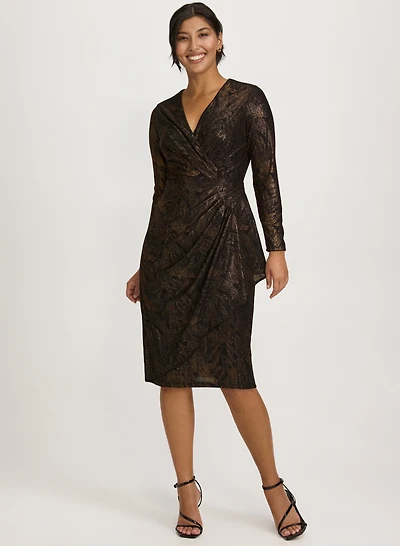 Robe à encolure cache-coeur et motif abstrait