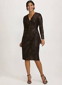 Robe à encolure cache-coeur et motif abstrait