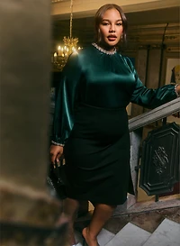 Blouse en satin à pierres et jupe midi