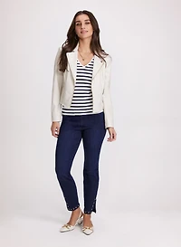 Veste en cuir végane et jean à détails cloutés