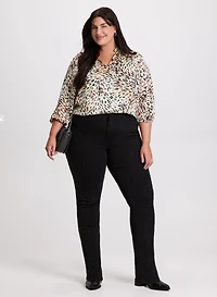 Blouse à motif abstrait et jean à jambe droite