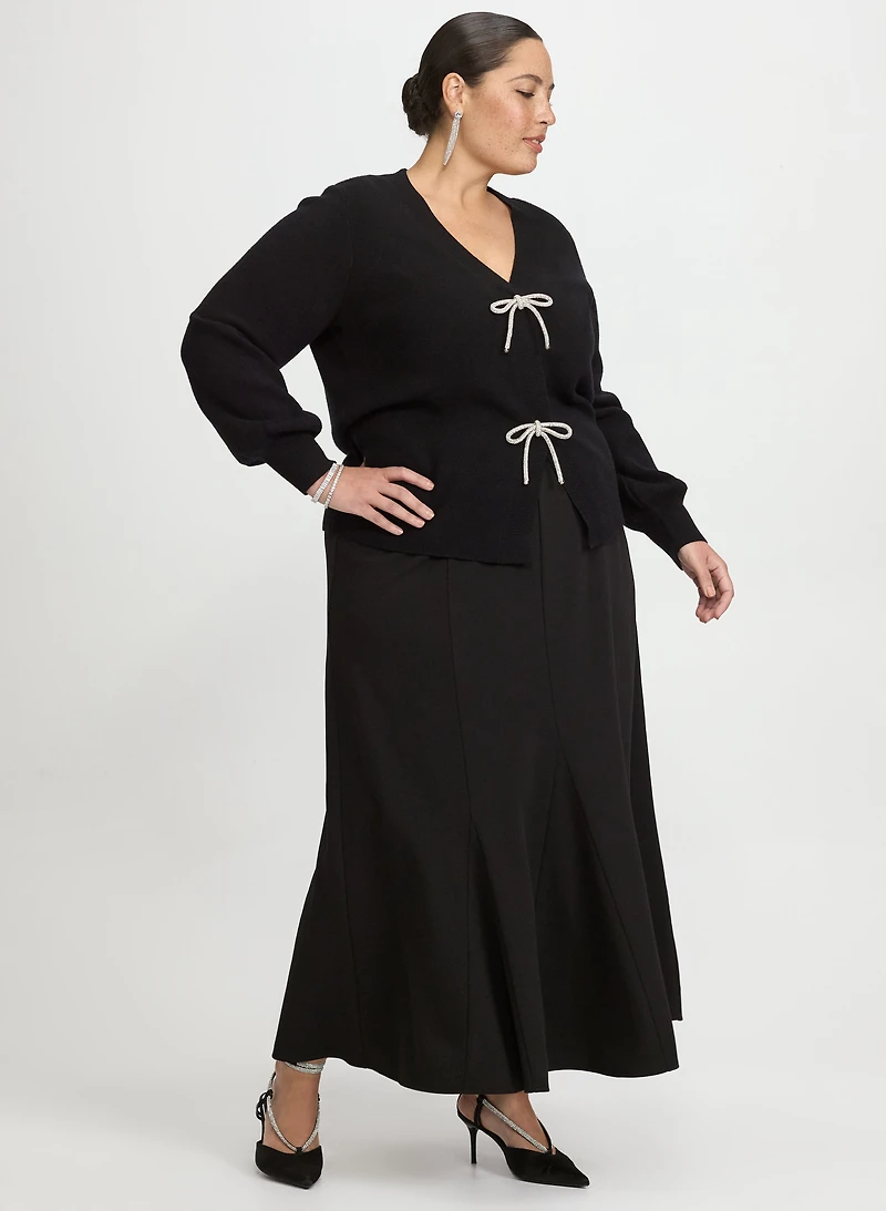 Cardigan à boucles ornées de pierres et jupe maxi à godets