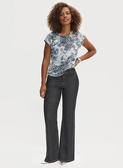 T-shirt à motif floral et jean à jambe évasée
