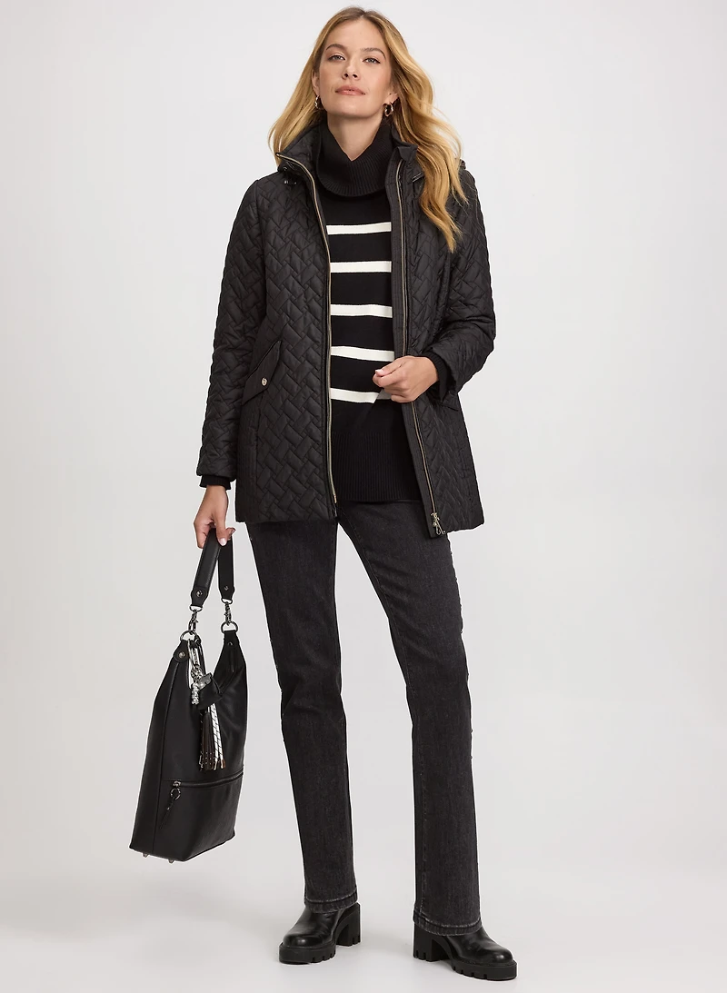 Manteau matelassé à capuche et jean clouté à jambe droite