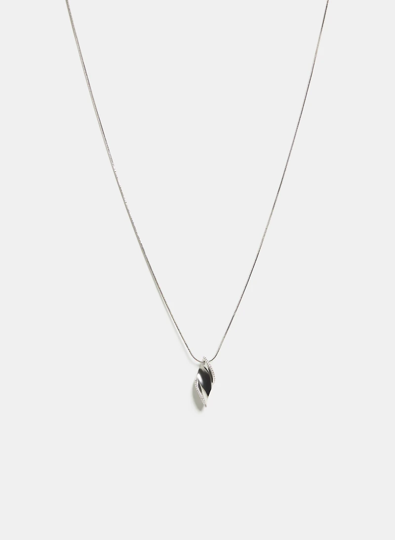 Collier à pendentif torsadé métallique
