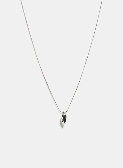 Collier à pendentif torsadé métallique