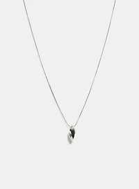 Collier à pendentif torsadé métallique