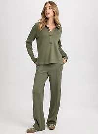 Haut à col polo et pantalon à cordon