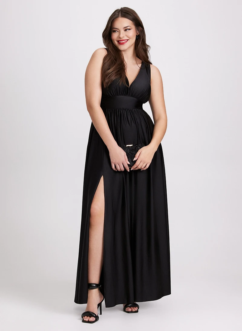Robe à décolleté plongeant et jupe froncée