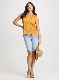 Blouse à oeillets et bermuda en denim